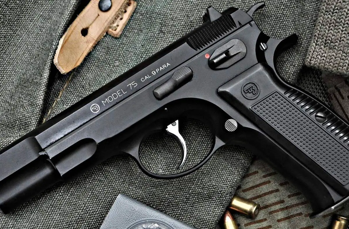 Стрельба из чешского пистолета CZ-75