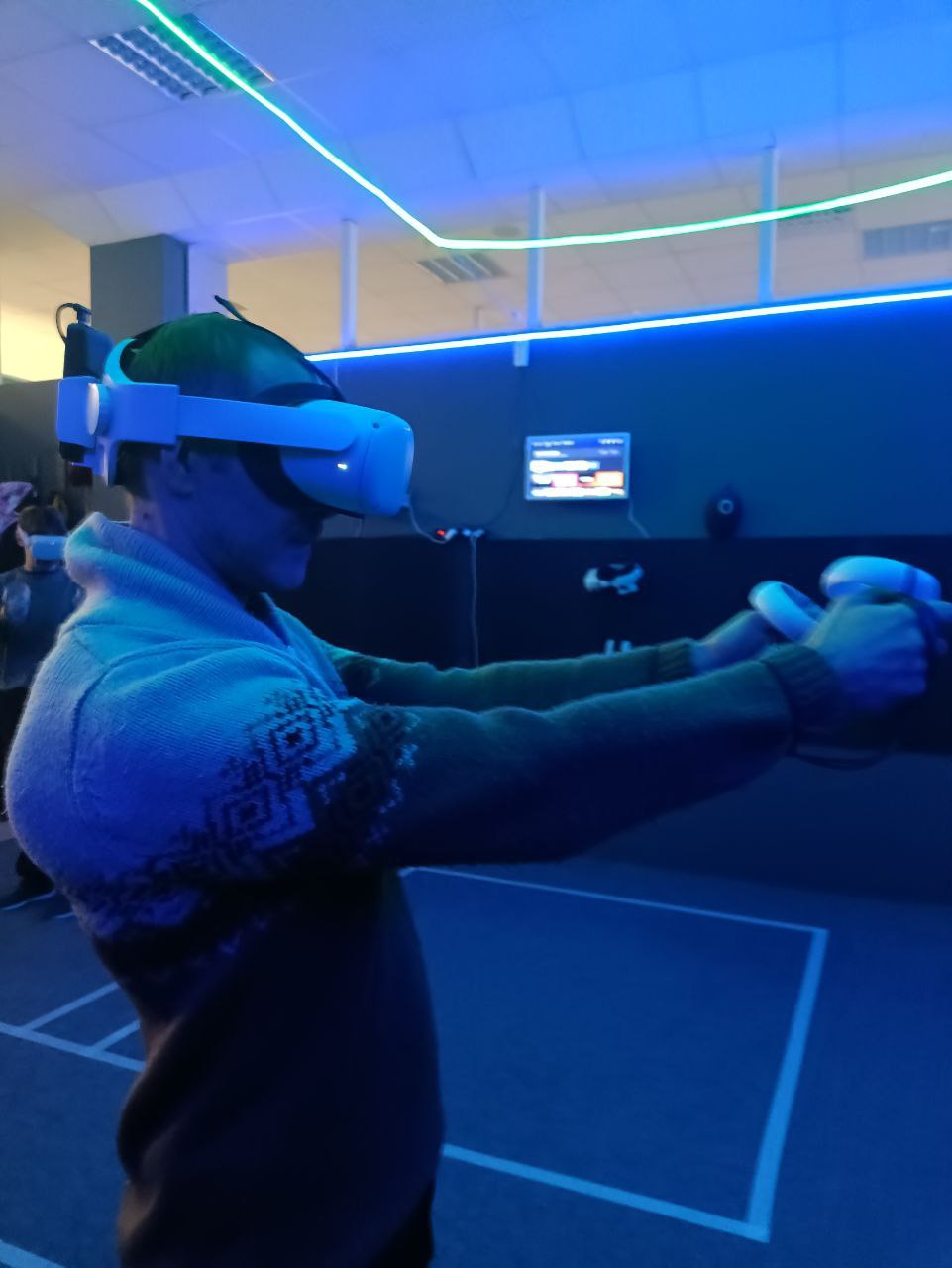 Игра в шлемах виртуальной реальности для двоих
