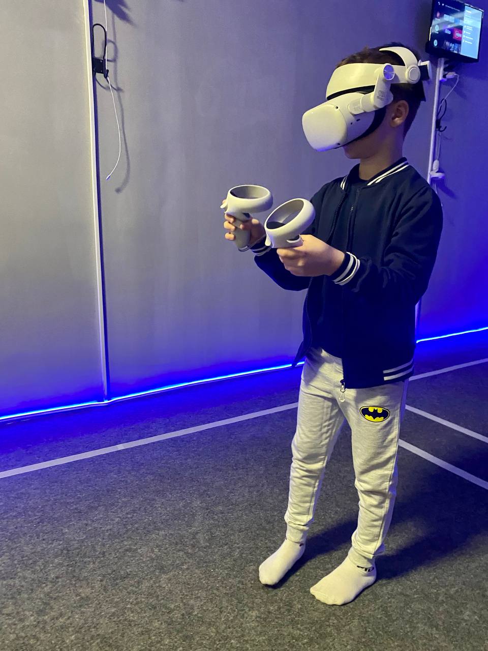 Игра в шлемах виртуальной реальности для компании